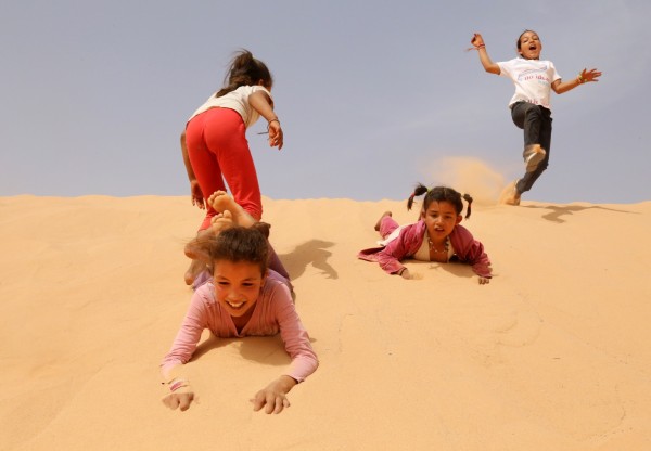 Imatge de capçalera de VACANCES EN PAU per infants refugiats sahrauís. Ajuda'ns a aconseguir els diners pels 7 bitllets que falten per pagar perquè puguin venir tots 28!!!